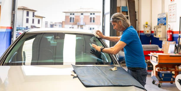 Auto Glass Repair Reseda, CA - Premier Windshield Repair & Replacement with Right Choice Car Glass.